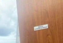 Bolsonaristas arrancam a porta do gabinete de Alexandre de Moraes no STF