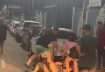 VÍDEO: no Acre, mulheres “saem na porrada” em frente a casa noturna