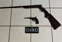 Homem avista viatura, corre apavorado, se desfaz de arma de fogo mas é alcançado pela polícia que o prende em flagrante no interior do Acre