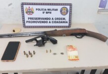 No interior do Acre, polícia avista homem com arma de fogo, indivíduo a joga no chão e empreende fuga mas é preso
