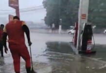 Vídeo: forte chuva alaga posto de combustível em Cruzeiro do Sul