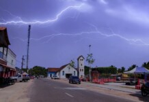 VÍDEO: em Mâncio Lima, raio cai em residência durante temporal e deixa pessoa gravemente ferida