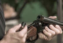 Dupla é presa após render família e roubar espingarda em Rodrigues Alves