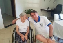 Bolsonaro faz homenagem à mãe: “Aproveite enquanto a tem”