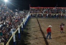 Em Mancio Lima, animador de rodeio é vaiado ao afirmar que cidade não tem buracos