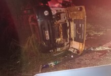 TRAGÉDIA: caminhão de coleta de lixo capota na BR-364 e mata dois trabalhadores