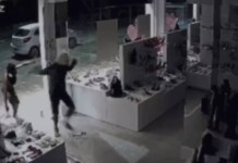 VÍDEO: dois homens invadem loja no centro de Cruzeiro do Sul e furtam produtos