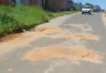VÍDEO: em Mâncio Lima, moradores denunciam trabalho de tapa-buracos com barro