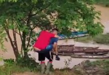 VÍDEO: ribeirinho carrega o irmão com deficiência nas costas para ir à igreja no interior do Acre