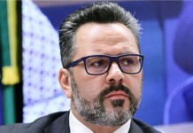 VÍDEO: dando murro na mesa do balcão de companhia área, o bom mocinho Alan Rick solta o verbo . ” Você tem que me respeitar, caralho”