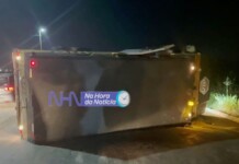 Carro-forte tomba após colidir com carro no Acre