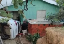 Carro desgovernado invade casa em Cruzeiro do Sul