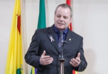 Pedro Longo vai ao MP em busca de solução para exploração de menores nas ruas da capital