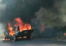 VÍDEO: em Cruzeiro do Sul, caminhonete da Secretaria de Educação é destruída por fogo