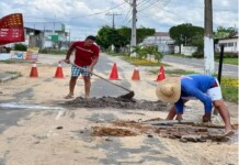 Após população tapar buracos, prefeitura de Mâncio Lima diz esperar asfalto do governo para melhorar ruas