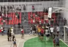 VÍDEO: briga generalizada marca final do campeonato de futsal em Cruzeiro do Sul