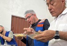 Gladson e Bocalom almoçam cozidão no Parque de Exposições, durante visita aos abrigos