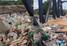 VÍDEO: quantidade de lixo entulhado na ponte que liga Brasileia e Epitaciolândia impressiona