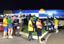 Fãs de Bolsonaro “acampam” na frente do condomínio Ecoville, onde ex-presidente está hospedado
