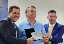 Com gritos e aplausos, Bolsonaro recebe Título de Cidadão Rio-branquense no Acre