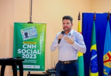 Governo do Acre entrega carteiras de habilitação pelo CNH Social e distribui capacetes para mototaxistas