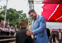 Gladson Cameli anuncia construção de casas populares, uma nova ponte e entrega de capacetes para mototaxistas