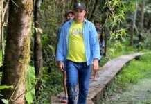 Andinho e Rogério trabalham em silêncio enquanto escutam população para planejarem um futuro melhor