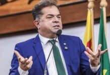 Deputado ironiza junção da esquerda com a extrema direita em Mâncio Lima: “casamento de jacaré com cobra d’água”
