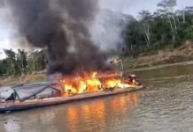 VÍDEO: barco com destino a Porto Walter pega fogo no rio Juruá