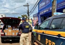 Motorista avista PRF, fica apavorado, foge com carro lotado de cigarros na BR-364 e acaba abandonado veículo