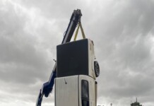 Bombeiros resgatam caminhonete que caiu no Rio Juruá em Cruzeiro do Sul