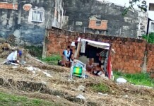 Criança de colo é flagrada no meio de dependentes químicos em Cruzeiro do Sul
