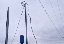 Caminhão derruba padrão de energia e deixa bairro sem água em Mâncio Lima; Saneacre realiza reparo