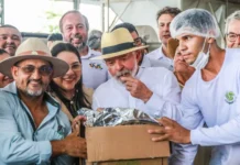 No Acre, presidente Lula come castanha após apoiador dizer que fruta dar inteligência