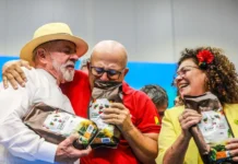 VÍDEO: ex-deputado Jonas Lima chora ao entregar café produzido em Mâncio Lima para presidente Lula