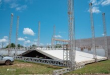 TÁ FICANDO BONITO: estrutura de palco e decoração do Festival do Coco de Mâncio Lima está quase pronta