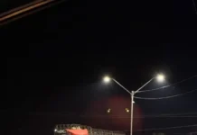 Caminhão rompe fio elétrico e mulher é atingida no pescoço enquanto pilotava moto em Cruzeiro do Sul