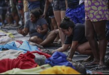 Moradores retiraram roupas camufladas de criminosos antes de exibir corpos em praça e culpar polícia