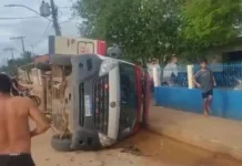 Ambulância tomba após colisão com caminhonete causando lentidão no trânsito no interior do Acre