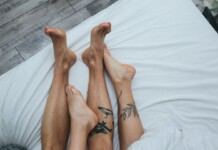 Casal exagera no ‘barulho’ na cama e vizinhos chamam a polícia