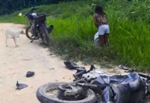 Acidente em ramal de Cruzeiro do Sul deixa dois jovens em estado grave em