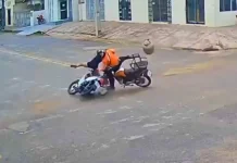 Acidente entre motos deixa mulher ferida em cruzamento de Tarauacá