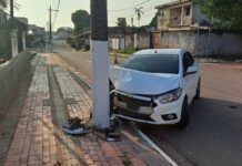 Colisão contra postes colocam vidas em risco e podem provar interrupção de fornecimento de energia