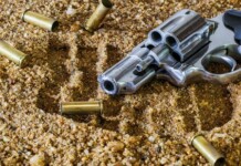 Criança de 11 anos pega arma do avô e fere outras três após desentendimento durante brincadeira