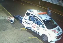 VÍDEO: Jovem embriagado bate moto em viatura da PM estacionada