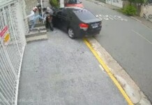 Homem joga carro contra dois assaltantes em uma moto e impede assalto