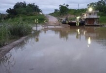 Rio Caeté transborda, cobre ponte e interrompe acesso entre Sena e Manoel Urbano na BR-364