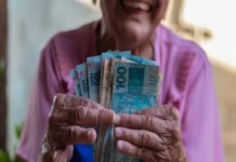 Aposentados e pensionistas têm direito a R$ 600 mensais mesmo com dívidas