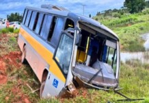 Ônibus escolar perde direção e acaba em sangradouro de açude no interior do Acre