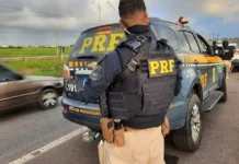 Em Cruzeiro do Sul, homem com mandado de prisão em aberto é detido pela PRF